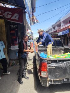 Relawan Yayasan Hatta dalam Penyaluran Bantuan